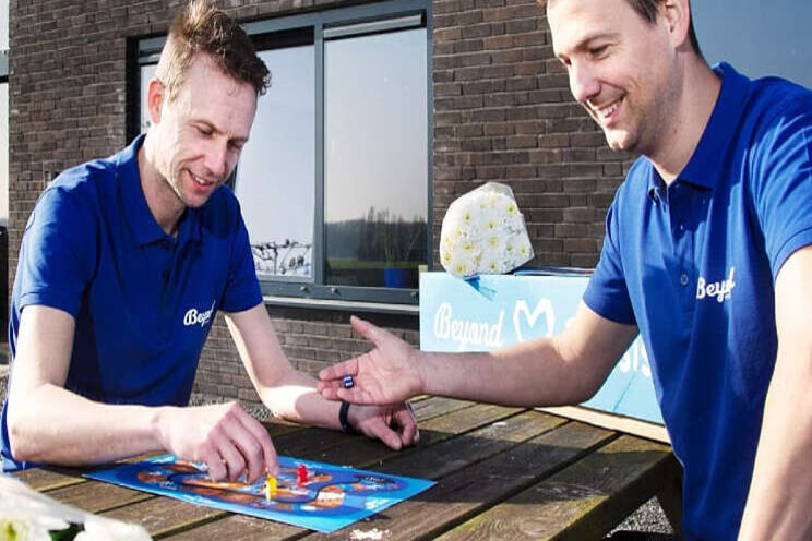 Beyond maakt een bordspel van chrysantenresten Beyond maakt een bordspel van chrysantenresten
