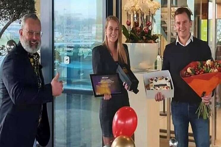 Glazen Tulp uitgereikt Glazen Tulp uitgereikt