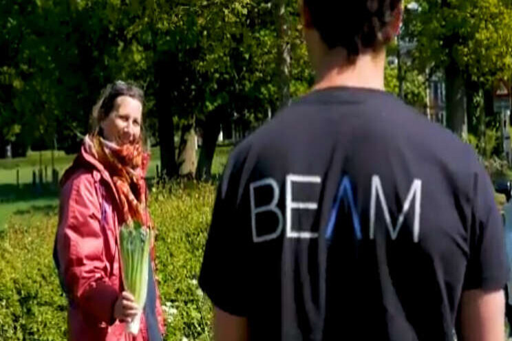 Ouderen verrast met boeket Ouderen verrast met boeket