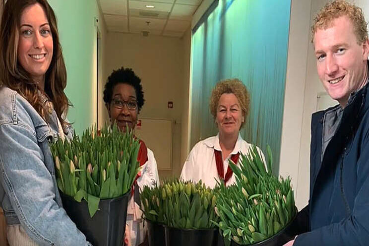Video: Warme reacties op bloemenactie voor zorg Video: Warme reacties op bloemenactie voor zorg