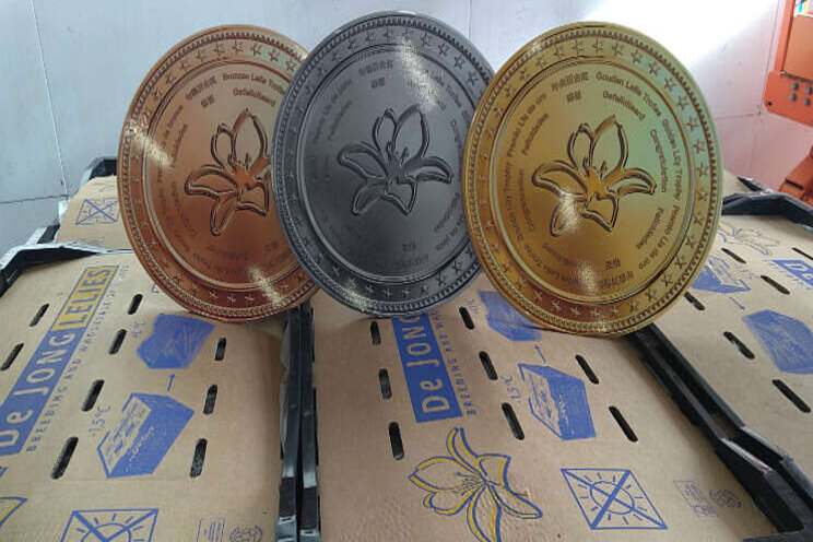 Er blinkt goud in de lelies! Er blinkt goud in de lelies!